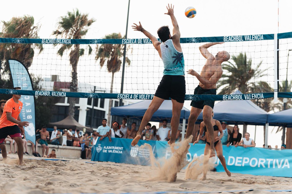 FDMValencia's tweet image. El XV Open La Malva reúne este fin de semana en Valencia a 4️⃣0️⃣0️⃣ jugadores de 2️⃣6️⃣ países en la instalación municipal de voley playa
📅 Hoy viernes las categorías de formación, el sábado se disputarán los torneos 2x2 masculino y femenino y el domingo el 4x4 mixto