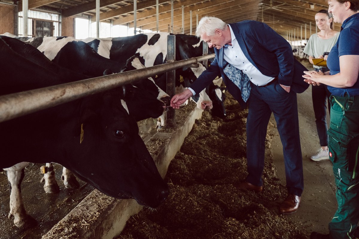 BMLEH_Bund's tweet image. Bundesminister Rainer besucht die Agrargenossenschaft Trebbin, einen modernen Betrieb in Brandenburg. Hier werden junge Menschen durch eine praxisnahe Ausbildung fit für die Landwirtschaft der Zukunft gemacht. Die hauseigene Kantine versorgt Kitas, Senioren & Handwerksbetriebe.