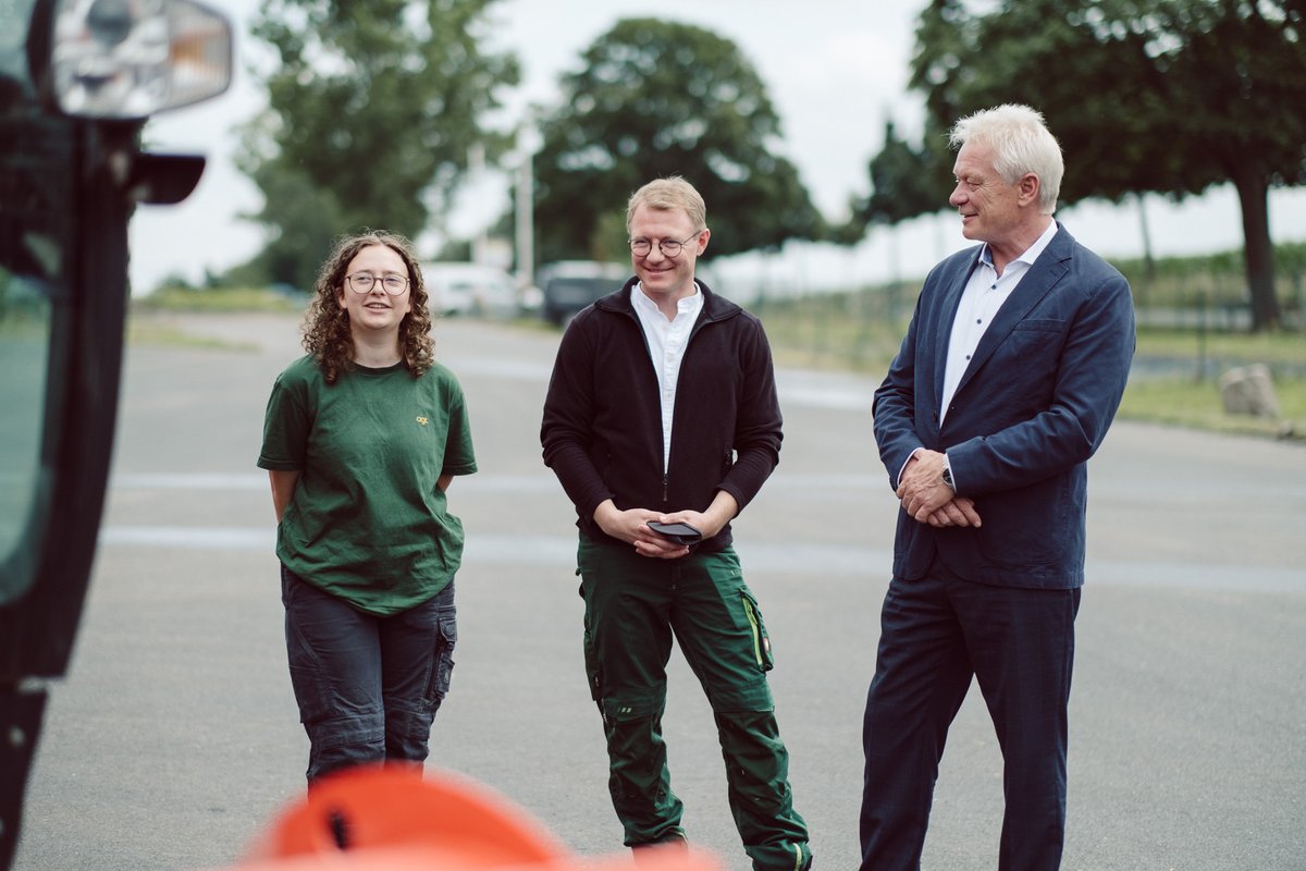 BMLEH_Bund's tweet image. Bundesminister Rainer besucht die Agrargenossenschaft Trebbin, einen modernen Betrieb in Brandenburg. Hier werden junge Menschen durch eine praxisnahe Ausbildung fit für die Landwirtschaft der Zukunft gemacht. Die hauseigene Kantine versorgt Kitas, Senioren & Handwerksbetriebe.