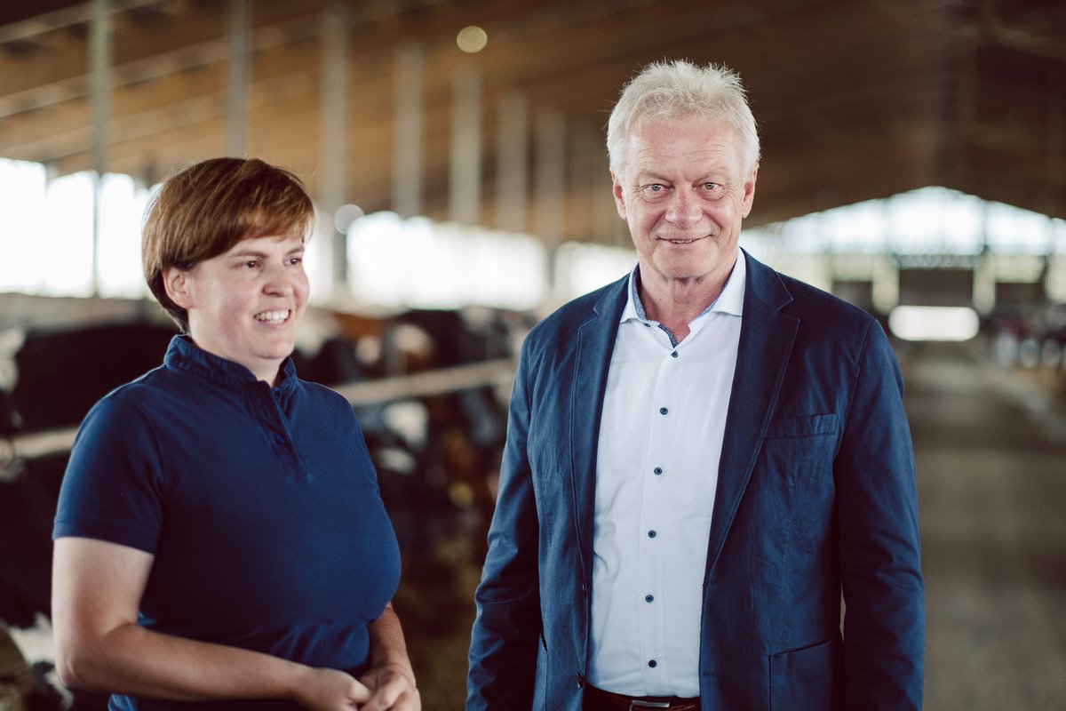 BMLEH_Bund's tweet image. Bundesminister Rainer besucht die Agrargenossenschaft Trebbin, einen modernen Betrieb in Brandenburg. Hier werden junge Menschen durch eine praxisnahe Ausbildung fit für die Landwirtschaft der Zukunft gemacht. Die hauseigene Kantine versorgt Kitas, Senioren & Handwerksbetriebe.