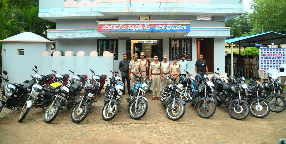 Inter-State Bike Thieves Arrested – 10 Stolen Bikes Recovered- District SP shri Sharath Chandra Pawar, IPS.
In a major breakthrough, Haliya Police arrested three accused involved in multiple bike thefts and recovered 10 stolen motorcycles linked to 8 different cases. The