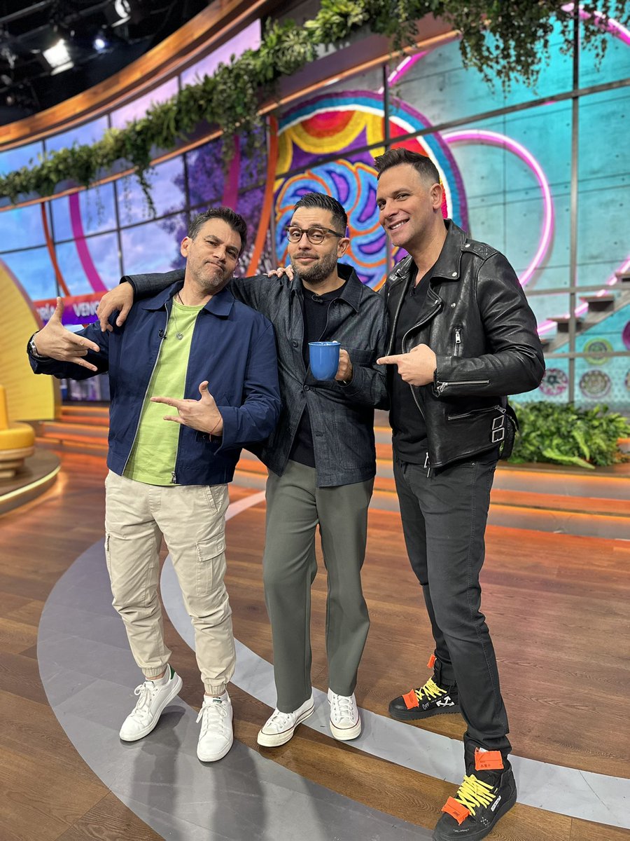 VengaLaAlegria's tweet image. Hombres y mujeres se enfrentan en el #RetoViral de este día. ¡Ingresa a la App TV Azteca En Vivo y vota por tus favoritos! 🤩✨🕺🏻💃🏻📲 #VLA