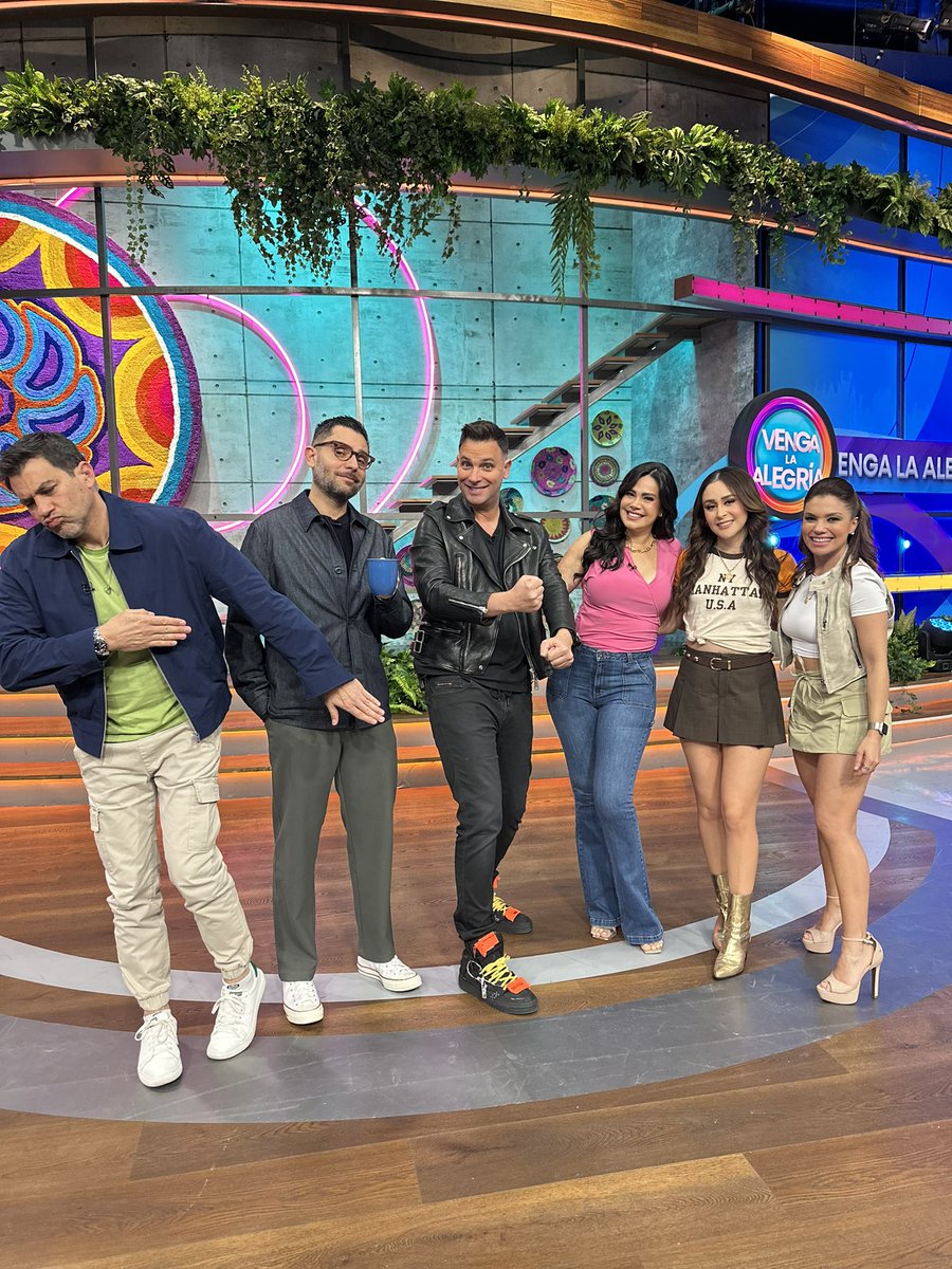 VengaLaAlegria's tweet image. Hombres y mujeres se enfrentan en el #RetoViral de este día. ¡Ingresa a la App TV Azteca En Vivo y vota por tus favoritos! 🤩✨🕺🏻💃🏻📲 #VLA