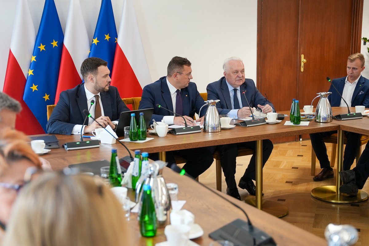 Ministerstwo Rolnictwa i Rozwoju Wsi (@mrirw_gov_pl) on Twitter photo Dziś w Ministerstwie Rolnictwa i Rozwoju Wsi odbyło się pierwsze spotkanie ministra <a href="/StefanKrajewski/">Stefan Krajewski</a> z dyrektorami departamentów ministerstwa oraz jednostek podległych. Omówiono kierunki i zasady organizacji pracy. Stawiamy na:
🗣️ jasną komunikację
✅ odpowiedzialność
🤝 Dziś w Ministerstwie Rolnictwa i Rozwoju Wsi odbyło się pierwsze spotkanie ministra <a href="/StefanKrajewski/">Stefan Krajewski</a> z dyrektorami departamentów ministerstwa oraz jednostek podległych. Omówiono kierunki i zasady organizacji pracy. Stawiamy na:
🗣️ jasną komunikację
✅ odpowiedzialność
🤝