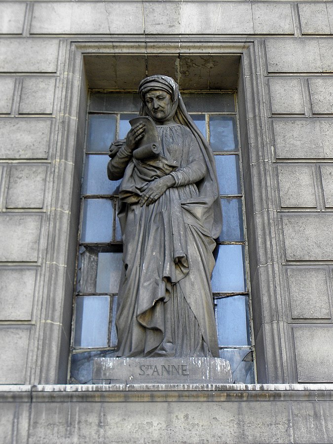 nmaParis's tweet image. Le 26 juillet, Ste Anne.
Sa statue, dans une niche, à l'extérieur de l'église de la Madeleine, à Paris :