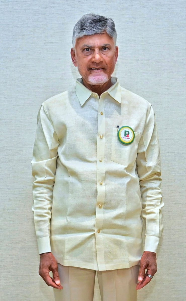 JaiTDP's tweet photo. పీ4 బ్యాడ్జీతో ముఖ్యమంత్రి చంద్రబాబు నాయుడు గారు

రాష్ట్ర ప్రభుత్వం ప్రతిష్టాత్మకంగా తీసుకున్న పీ4 కార్యక్రమంలో భాగంగా ముఖ్యమంత్రి చంద్రబాబు నాయుడు గారు కుప్పం నియోజకవర్గంలోని 250 బంగారు కుటుంబాలను దత్తత తీసుకుంటున్నట్టు ప్రకటించారు. ఈ మేరకు #IAmMargadarsi బ్యాడ్జీని అధికారులు సీఎంకు అందించారు.
#P4Model
#Margadarsi_BangaruKutumbam 
#IdhiManchiPrabhutvam 
#ChandrababuNaidu 
#AndhraPradesh