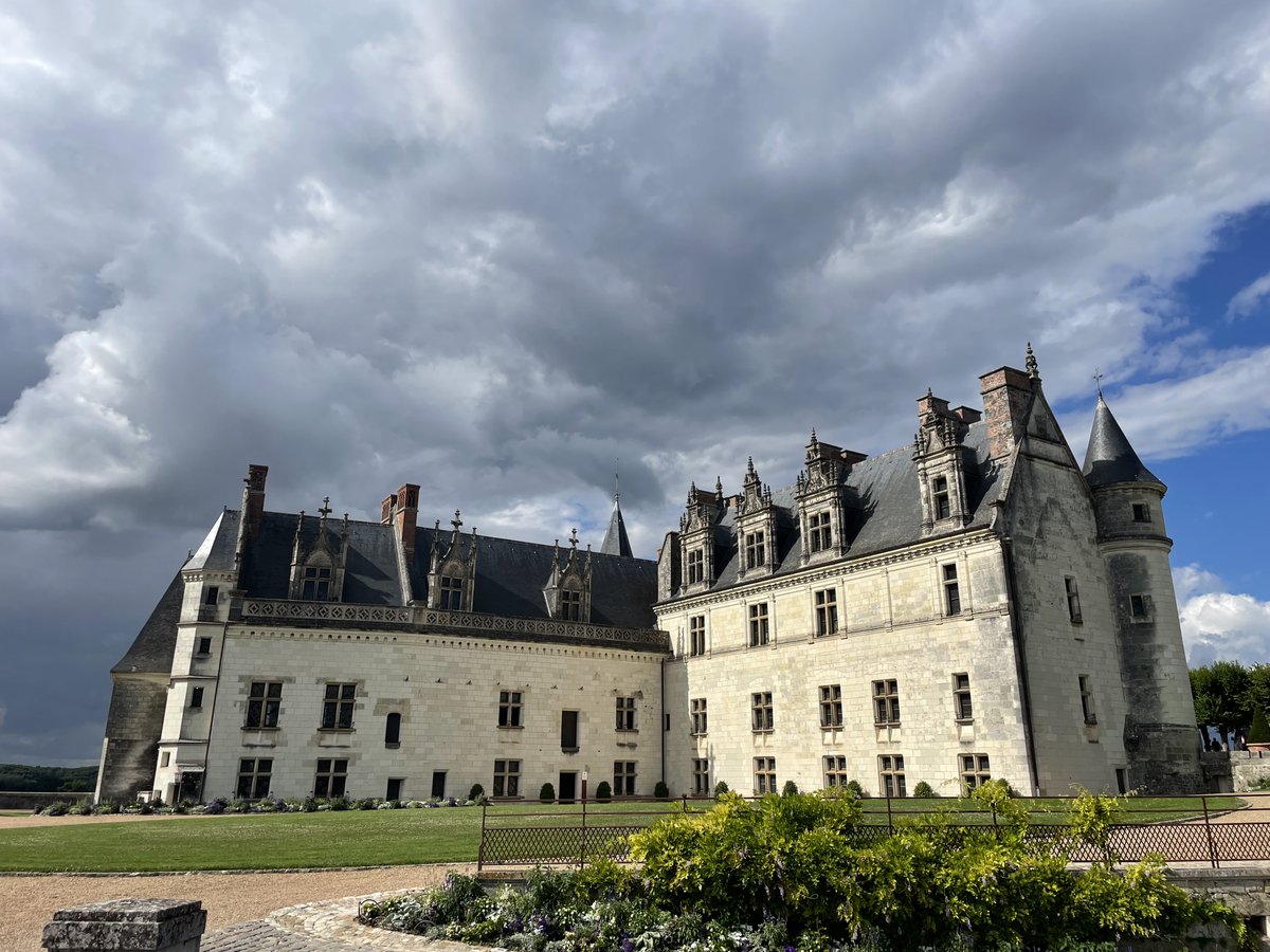 Le soleil et les nuages d'orage jouent à cache-cache au dessus du château... C'est beau  ! #Amboise #Touraine #ValdeLoire