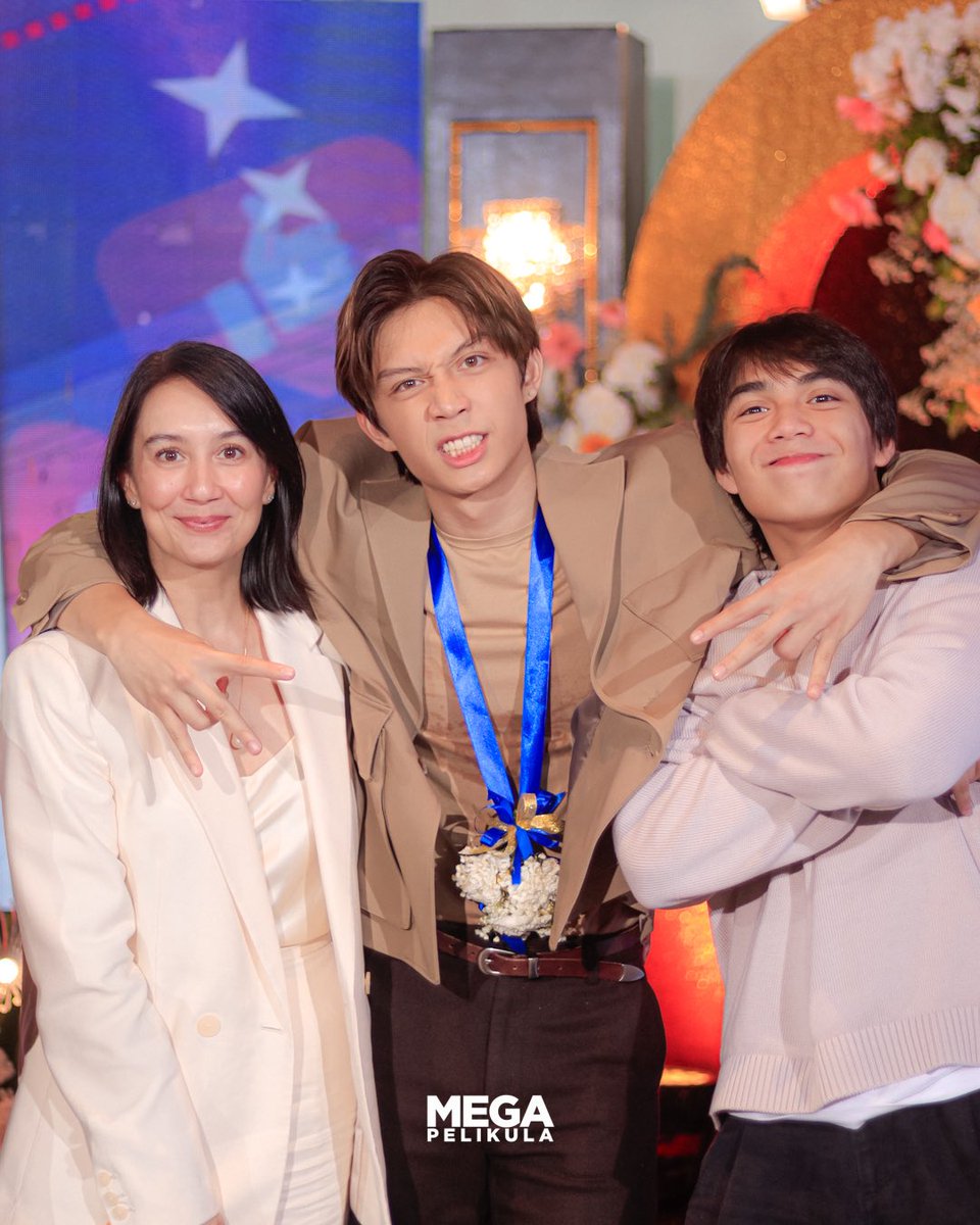 MegaKapamilya's tweet image. Iñigo Jose with his mother Tania and brother Baste 😍
(📸 | @megapelikula)
#ShiningNowContractSigning #ShiningNow #MEGApelikula @starmagicphils