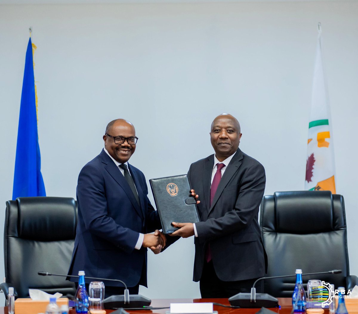 umunotanews's tweet image. Minisitiri w’Intebe Dr Justin Nsengiyumva, yahererekanyije ububasha na Dr. Edouard Ngirente, yasimbuye mu nshingano.
Uyu muhango witabiriwe n'abaminisitiri batandukanye, abayobozi n'abakozi bo mu biro bya Minisitiri w'Intebe.
Minisitiri w’Intebe, Dr Nsengiyumva Justin, yavuze…