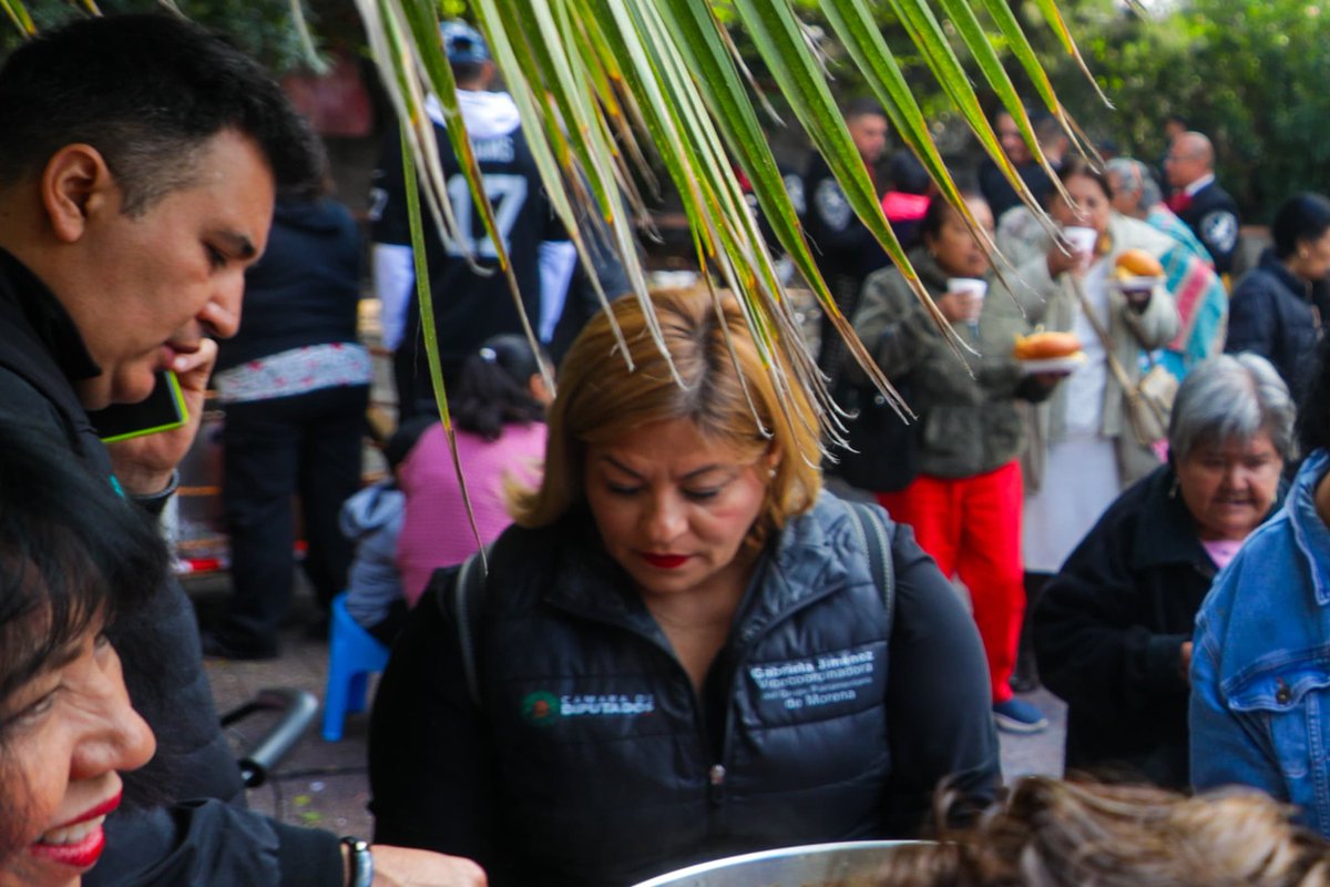 GabyJimenezMX's tweet image. Iniciamos la celebración de la fiesta patronal de Santiago Ahuizotla desayunando tamales afuera de la iglesia.
Preservar las tradiciones de los pueblos y barrios originarios de Azcapotzalco siempre es una prioridad para mí. Gracias a los organizadores de la fiesta patronal y a…