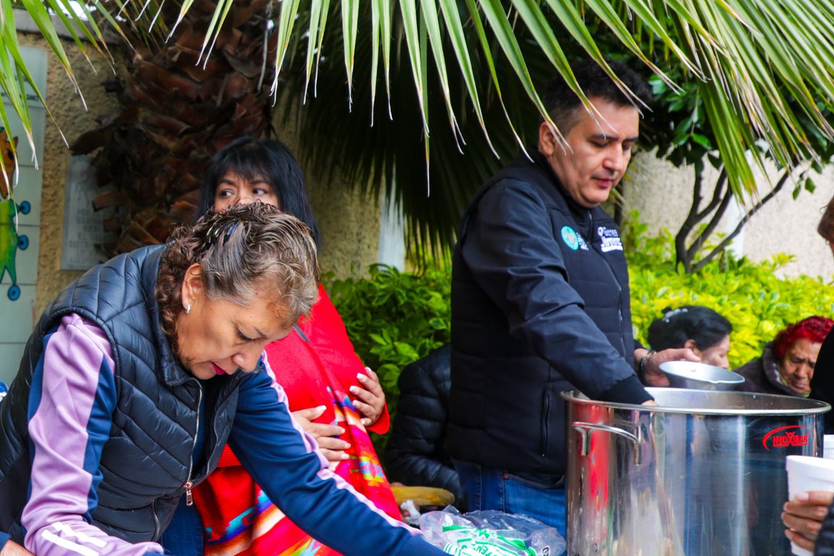 GabyJimenezMX's tweet image. Iniciamos la celebración de la fiesta patronal de Santiago Ahuizotla desayunando tamales afuera de la iglesia.
Preservar las tradiciones de los pueblos y barrios originarios de Azcapotzalco siempre es una prioridad para mí. Gracias a los organizadores de la fiesta patronal y a…