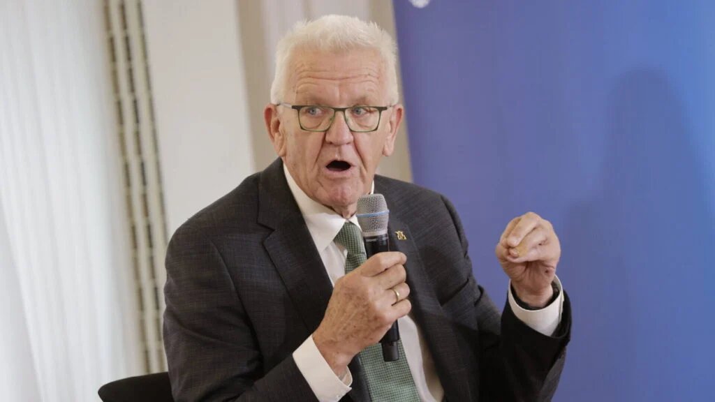 Inszenierung des „bürgerlichen Mahners“ Winfried Kretschmann

Winfried Kretschmann präsentiert sich aktuell als Stimme der Vernunft in seiner eigenen Partei, rügt öffentlich die Grünen für mangelnde „Mitte“, schimpft auf zu viel linke Nähe und fordert plötzlich klare Ordnung in