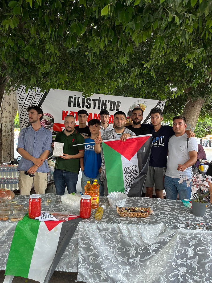 Takinti_01's tweet photo. Filistin’e verdikleri destekten dolayı Gökkuşağı Derneği’nin İnönü Parkı’ndaki standlarını ziyaret ettik. Misafirperverliklerinden dolayı edebiyat hocamız Fevziye Hanım’a ve Sevim Hanım’a teşekkür ederiz. Hediye ettikleri Kur’an meali için Allah razı olsun.
Filistin için devam ! https://t.co/1ecvTyETZ2