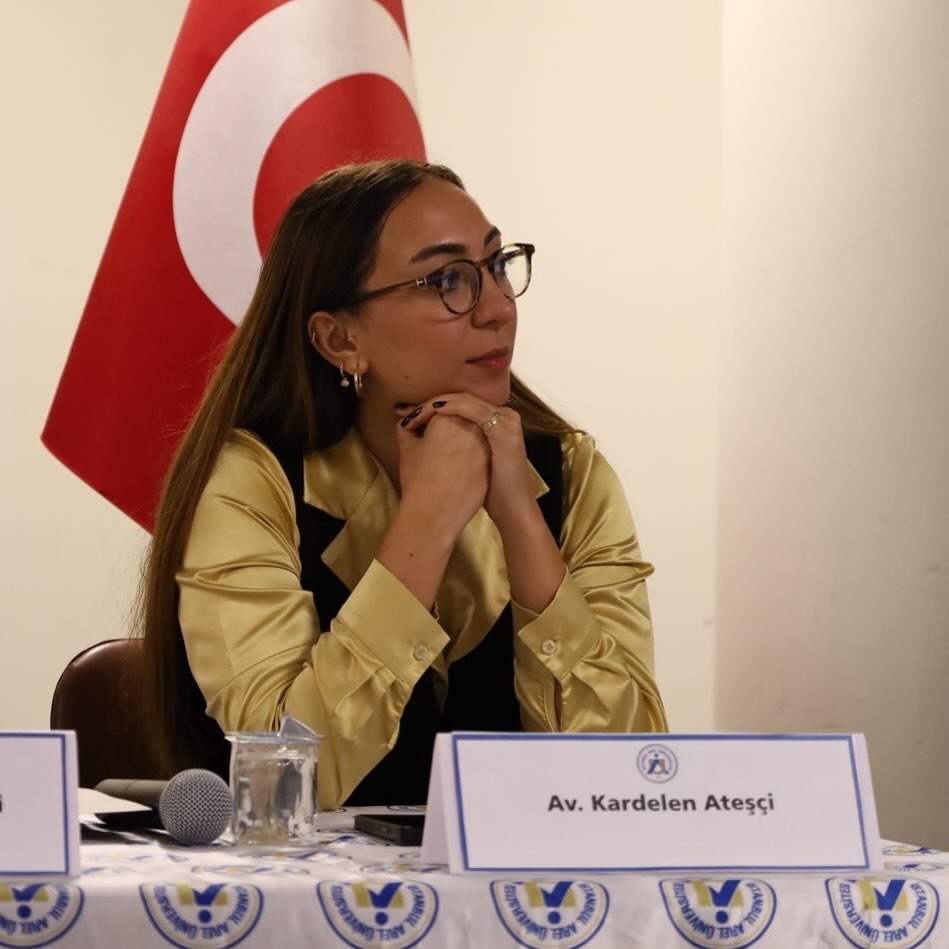 Av. Kardelen Ateşçi Yalnız Değildir! 

İstanbul Barosu Çocuk Hakları Merkezi Başkanı Av. Kardelen Ateşci, "suça sürüklenen çocuklar mağdurdur"  diyerek unutturulmak istenen hakikati dile getirdiği için hedef gösteriliyor. Bu saldırıların yalnızca bir kişiye yönelmediğinin
