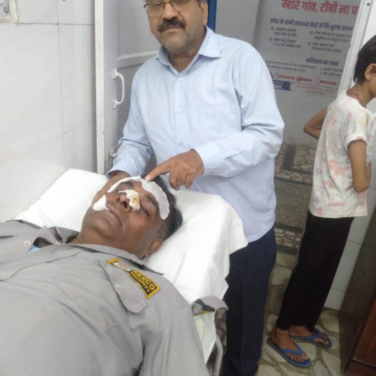 Satumanju's tweet photo. एक बार फिर से एक पूर्व सैनिक के साथ अमानवीय व्यवहार हुआ  ??? कब तक सैनिक ऐसी पड़ताड़ना झेलता रहेगा  ???
क्या अपनी ड्यूटी निभाना भी गुनाह हो गया ??
जयपुर के सेटेलाइट हॉस्पिटल में पीड़ित व्यक्ति डॉक्टर को दिखाने , डॉक्टर को देखने में देरी हो रही थी,  #REXCO द्वारा वहाँ पर तैनात पूर्व सैनिक ने डॉक्टर का मैसेज आए हुए पीड़ित व्यक्ति को बता दिया... 
लेकिन एक छोटी सी बात पर ऐसे बुरी तरह पीटा जाता है..... ये कहाँ का कानून है.... 
यदि डॉक्टर से भी गलती हो जाती है तो उसके लिए कानून बना हुआ है... कानून को हाथ में कैसे ले सकते हैं...
माननीय मुख्यमंत्री जी @BhajanlalBjp जी,  सैनिक कल्याण मंत्री जी @Ra_THORe जी से निवेदन करूंगा कि मामले की तुरंत जांच करवाएं और कानून हाथ में लेने वालों पर सख्त कार्रवाई सुनिश्चित करें... 
राजस्थान के DGP महोदय @RajPoliceHelp से निवेदन है कि राजस्थान हमेशा से वीरों की भूमि रहा है... प्रदेश में सेवारत और सेवानिवृत्त सैनिकों की संख्या बहुत ज्यादा है .. आए दिन कुछ न कुछ घटना सैनिकों के साथ हो जाती है... इसीलिए DGP महोदय आप भी #केरल के DGP की तरह और #चंडीगढ़ के DGP की तरह सैनिकों के लिए एक पत्र जारी कीजिए ताकि हमारे साथ न्याय हो सके... हमें इधर उधर भटकना न पड़े... 
आप यह सुनिश्चित कर  दें ... 
✔️ सैनिकों को न्याय
✔️ सुरक्षा व गरिमा की गारंटी

🇮🇳 जय हिन्द!
#SainikSwabhimanSankalpYatra

@BhajanlalBjp @madanrrathore @Ra_THORe  @OfficeofRR @AvinashGehlot_ @DrSatishPoonia @gssjodhpur
@VasundharaBJP @AshokParnamiBJP @cpjoshiBJP
@AgrawalRMD @m_dadheech @rajendrabhamboo @Shubhkaran4BJP @ramlalsharmabjp @SharwanBagdiBjp @Harshiniatul @ManvendraJasol  @premsinghbajor  @Rajendra4BJP @DMJhunjhunu @santoshmeghwalD @BJP4India @VijenderPoonia @Nisheetkuma4bjp @alokrajRSSB  @NeelamGurj4BJP @kavita_samota @1stIndiaNews @DDNewsRajasthan @JhalkoJjn @jhunjhununewz @ashokshera94  @dineshbohrabmr @jaipur_police