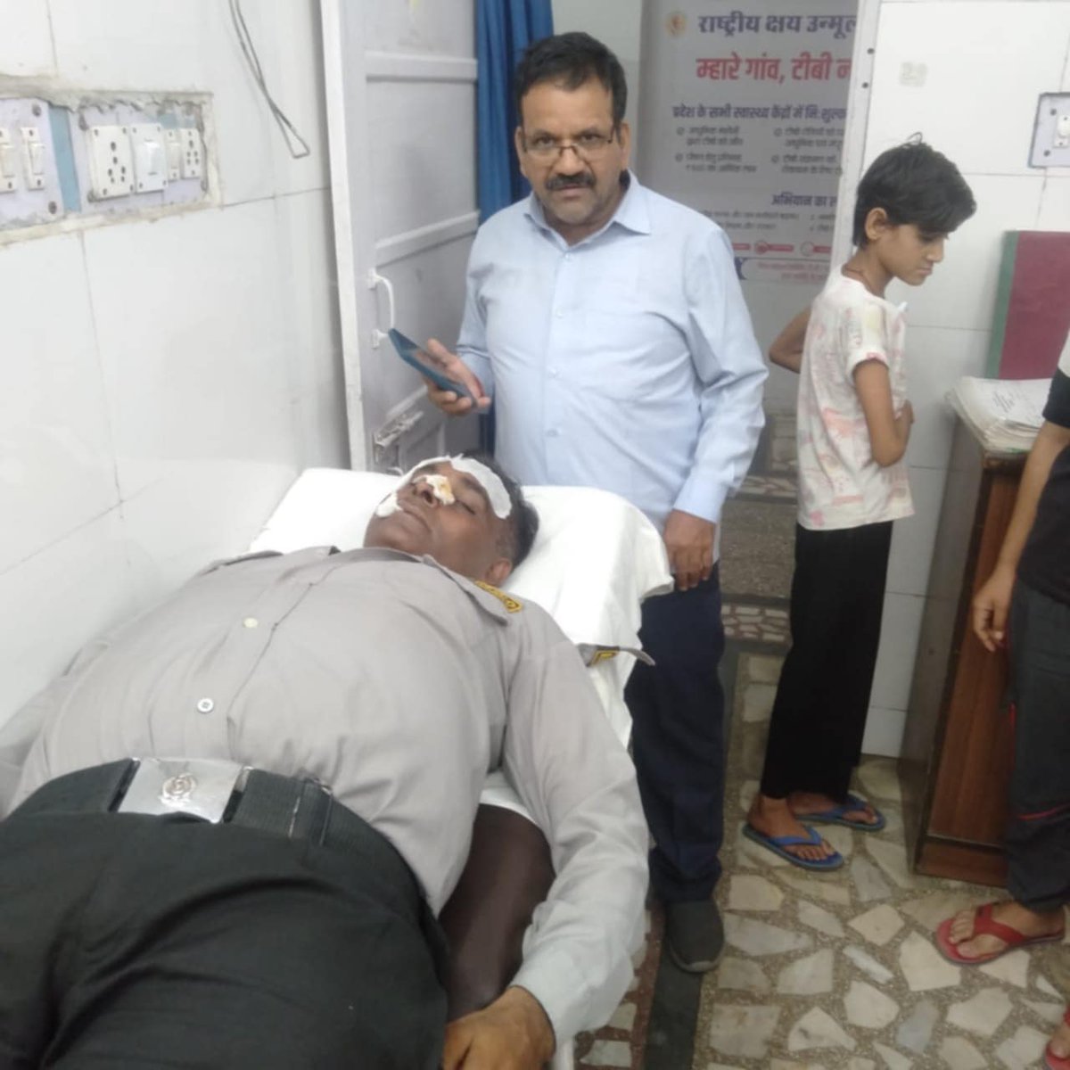 Satumanju's tweet photo. एक बार फिर से एक पूर्व सैनिक के साथ अमानवीय व्यवहार हुआ  ??? कब तक सैनिक ऐसी पड़ताड़ना झेलता रहेगा  ???
क्या अपनी ड्यूटी निभाना भी गुनाह हो गया ??
जयपुर के सेटेलाइट हॉस्पिटल में पीड़ित व्यक्ति डॉक्टर को दिखाने , डॉक्टर को देखने में देरी हो रही थी,  #REXCO द्वारा वहाँ पर तैनात पूर्व सैनिक ने डॉक्टर का मैसेज आए हुए पीड़ित व्यक्ति को बता दिया... 
लेकिन एक छोटी सी बात पर ऐसे बुरी तरह पीटा जाता है..... ये कहाँ का कानून है.... 
यदि डॉक्टर से भी गलती हो जाती है तो उसके लिए कानून बना हुआ है... कानून को हाथ में कैसे ले सकते हैं...
माननीय मुख्यमंत्री जी @BhajanlalBjp जी,  सैनिक कल्याण मंत्री जी @Ra_THORe जी से निवेदन करूंगा कि मामले की तुरंत जांच करवाएं और कानून हाथ में लेने वालों पर सख्त कार्रवाई सुनिश्चित करें... 
राजस्थान के DGP महोदय @RajPoliceHelp से निवेदन है कि राजस्थान हमेशा से वीरों की भूमि रहा है... प्रदेश में सेवारत और सेवानिवृत्त सैनिकों की संख्या बहुत ज्यादा है .. आए दिन कुछ न कुछ घटना सैनिकों के साथ हो जाती है... इसीलिए DGP महोदय आप भी #केरल के DGP की तरह और #चंडीगढ़ के DGP की तरह सैनिकों के लिए एक पत्र जारी कीजिए ताकि हमारे साथ न्याय हो सके... हमें इधर उधर भटकना न पड़े... 
आप यह सुनिश्चित कर  दें ... 
✔️ सैनिकों को न्याय
✔️ सुरक्षा व गरिमा की गारंटी

🇮🇳 जय हिन्द!
#SainikSwabhimanSankalpYatra

@BhajanlalBjp @madanrrathore @Ra_THORe  @OfficeofRR @AvinashGehlot_ @DrSatishPoonia @gssjodhpur
@VasundharaBJP @AshokParnamiBJP @cpjoshiBJP
@AgrawalRMD @m_dadheech @rajendrabhamboo @Shubhkaran4BJP @ramlalsharmabjp @SharwanBagdiBjp @Harshiniatul @ManvendraJasol  @premsinghbajor  @Rajendra4BJP @DMJhunjhunu @santoshmeghwalD @BJP4India @VijenderPoonia @Nisheetkuma4bjp @alokrajRSSB  @NeelamGurj4BJP @kavita_samota @1stIndiaNews @DDNewsRajasthan @JhalkoJjn @jhunjhununewz @ashokshera94  @dineshbohrabmr @jaipur_police