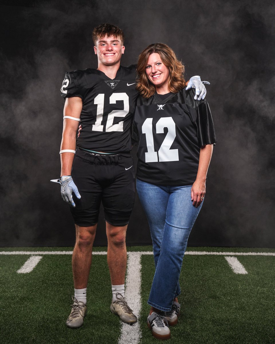 Senior year, #12. Let’s go!
.
.
.
📷 Red Elephant Photography