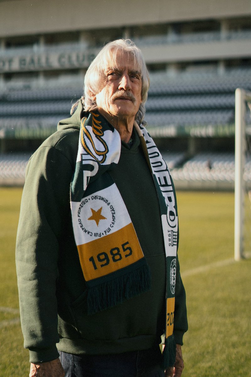 Coritiba's tweet image. As peças perfeitas pra mostrar seu amor pelo time que 𝒇𝒐𝒊 𝒄𝒂𝒎𝒑𝒆𝒂̃𝒐 𝒑𝒓𝒊𝒎𝒆𝒊𝒓𝒐 🏆💚
Moletom, cachecol e caneta personalizados. Garanta já nas lojas do Couto, Jockey e Palladium.
📸 Vick Costa | Coritiba
#CoxaStore