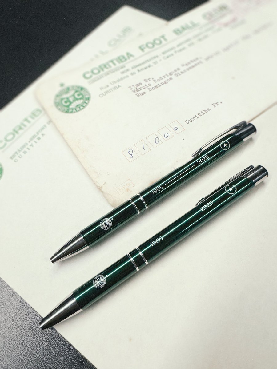 Coritiba's tweet image. As peças perfeitas pra mostrar seu amor pelo time que 𝒇𝒐𝒊 𝒄𝒂𝒎𝒑𝒆𝒂̃𝒐 𝒑𝒓𝒊𝒎𝒆𝒊𝒓𝒐 🏆💚
Moletom, cachecol e caneta personalizados. Garanta já nas lojas do Couto, Jockey e Palladium.
📸 Vick Costa | Coritiba
#CoxaStore