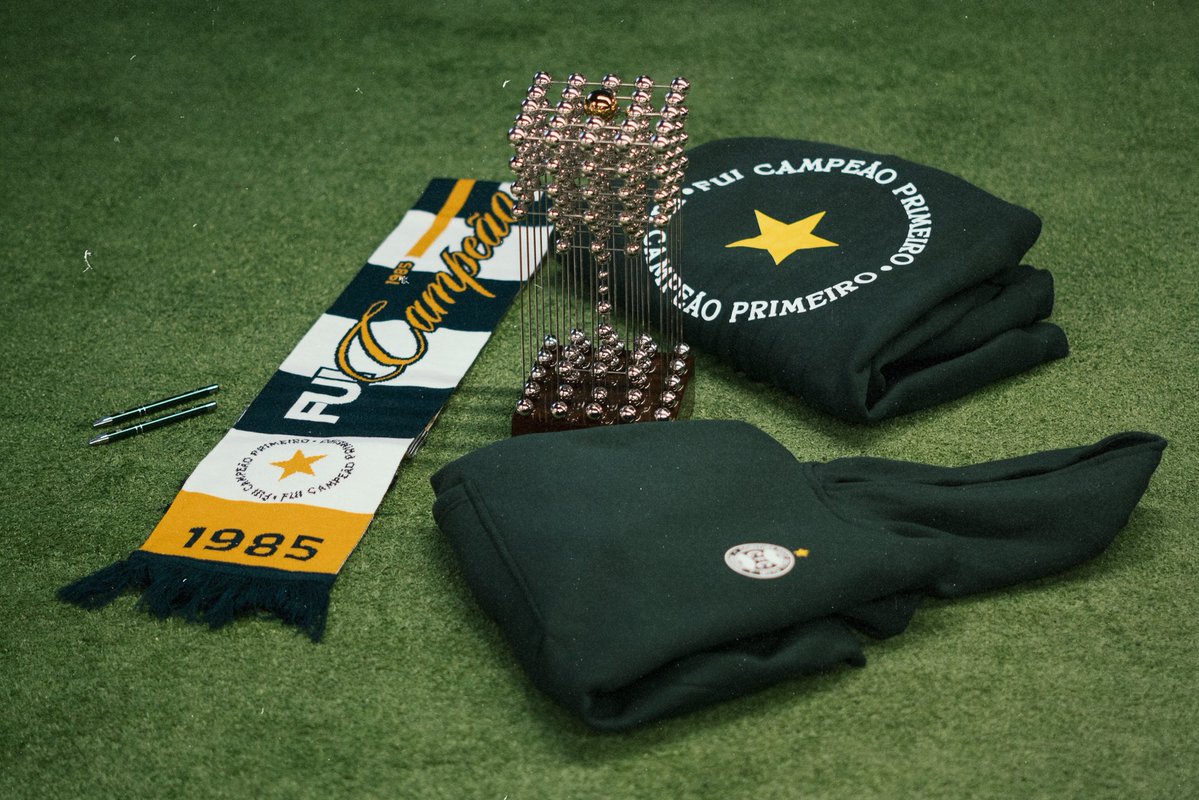 Coritiba's tweet image. As peças perfeitas pra mostrar seu amor pelo time que 𝒇𝒐𝒊 𝒄𝒂𝒎𝒑𝒆𝒂̃𝒐 𝒑𝒓𝒊𝒎𝒆𝒊𝒓𝒐 🏆💚
Moletom, cachecol e caneta personalizados. Garanta já nas lojas do Couto, Jockey e Palladium.
📸 Vick Costa | Coritiba
#CoxaStore