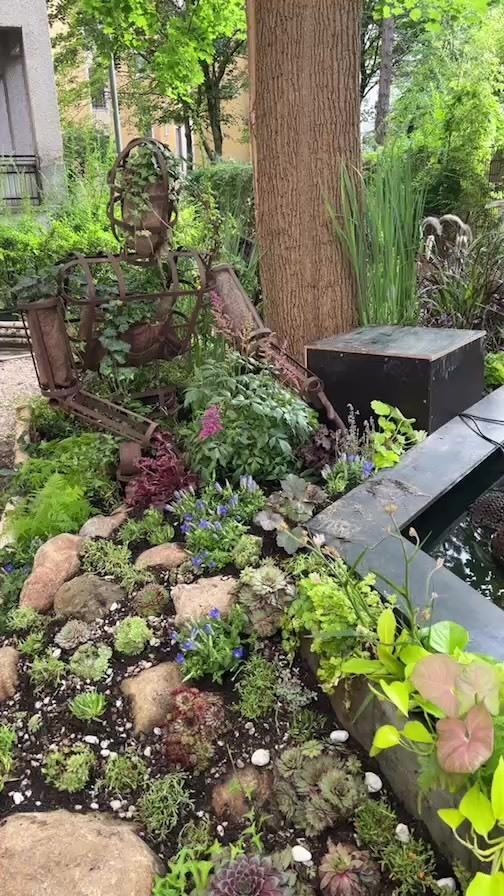 A new garden with the work of @pixelpancho_art_lab instagr.am/p/DMiUTa5sBhA/