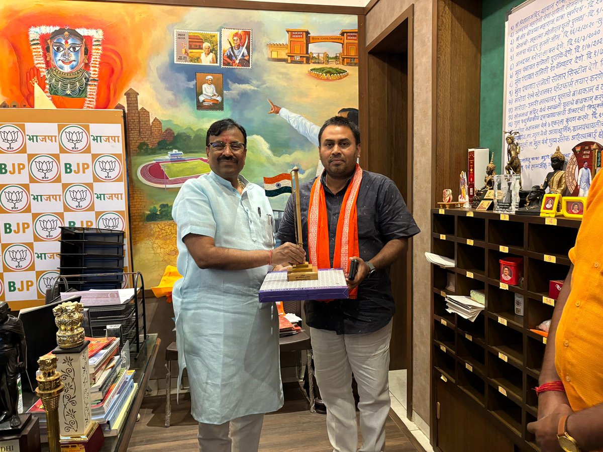 Atul kumar (@atulkumarbjp) on Twitter photo एक भारत श्रेष्ठ भारत कार्यक्रम के तहत चन्द्रपुर में महाराष्ट्र के वरिष्ठ नेता एवं पूर्व मंत्री आदरणीय <a href="/SMungantiwar/">Sudhir Mungantiwar</a> जी उनके आवास पर मुलाकात हुई!उनके स्नेह और सम्मान के लिए आभार! एक भारत श्रेष्ठ भारत कार्यक्रम के तहत चन्द्रपुर में महाराष्ट्र के वरिष्ठ नेता एवं पूर्व मंत्री आदरणीय <a href="/SMungantiwar/">Sudhir Mungantiwar</a> जी उनके आवास पर मुलाकात हुई!उनके स्नेह और सम्मान के लिए आभार!