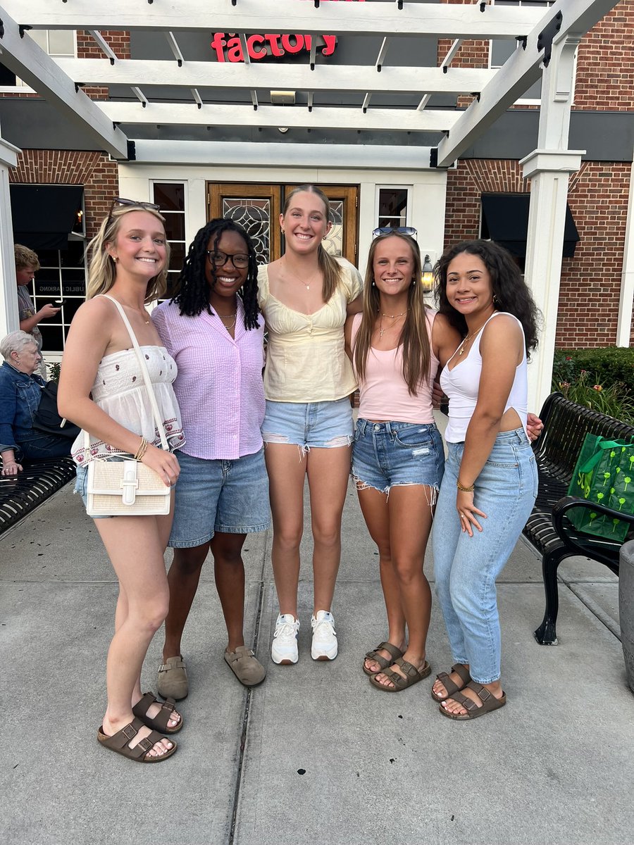 AveriCoggins's tweet image. Goodbye Indiana and Goodbye Seniors, you will be missed. #bsf4life @ScGenovese @CoachCButler @kara_shutt @TaylorLiguori @kayleeeubankss @eyarrell6 @Khannon2025 @Davis10Kara @marina_m_2025