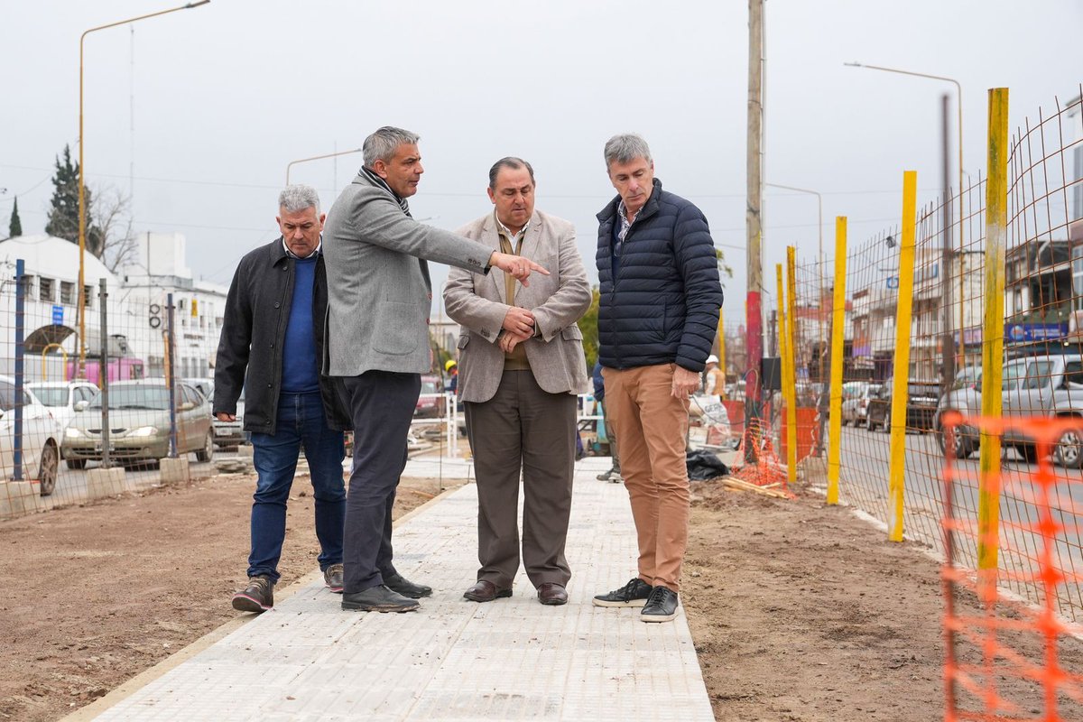 GobSantaFe's tweet image. #AcuerdoCapital | Avanza la remodelación de Avenida Aristóbulo del Valle en Santa Fe
El secretario de Obras Públicas de la provincia, Marcelo Pascualón y el intendente, @juan_poletti recorrieron los trabajos de remodelación entre Av. Galicia y Av. Gorriti.
Se trata de una…