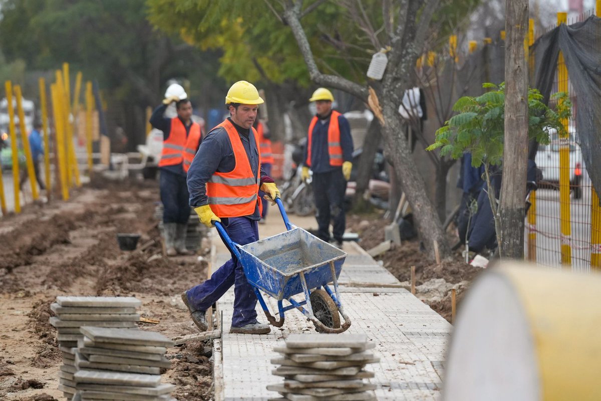 GobSantaFe's tweet image. #AcuerdoCapital | Avanza la remodelación de Avenida Aristóbulo del Valle en Santa Fe
El secretario de Obras Públicas de la provincia, Marcelo Pascualón y el intendente, @juan_poletti recorrieron los trabajos de remodelación entre Av. Galicia y Av. Gorriti.
Se trata de una…