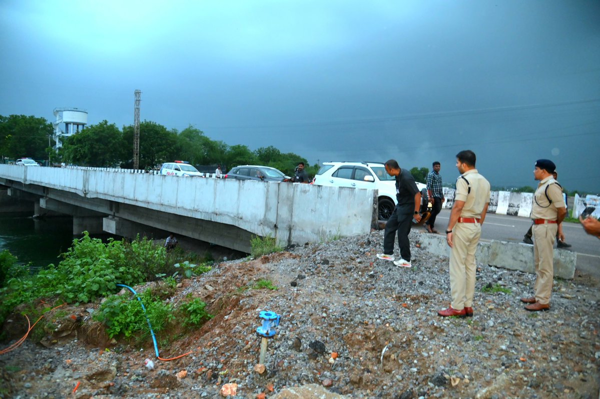 District SP shri Sarath Chandra Pawar IPS Inspects Nagarjuna Sagar Left Canal at 14th Mile.

• In view of heavy rainfall, people residing in the ayacut villages near the canal should remain alert.

• Due to the strong flow in the canal, activities like fishing, washing clothes,