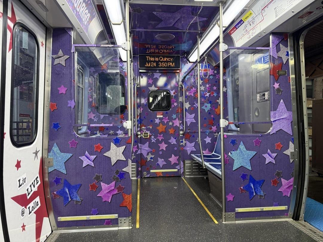 statsoir's tweet image. 🚨 A train in Chicago has turned into an Olivia Rodrigo theme and is in the works in the city.
Olivia Rodrigo will headline lollapalooza next week.