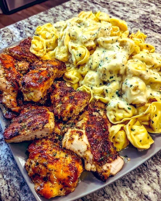 redchampagnebox's tweet image. You have 5 minutes to finish this or your brain 🧠 turns to Ruth and you can only invite one person to help you. Who are you inviting: a stoner or a drinker?
