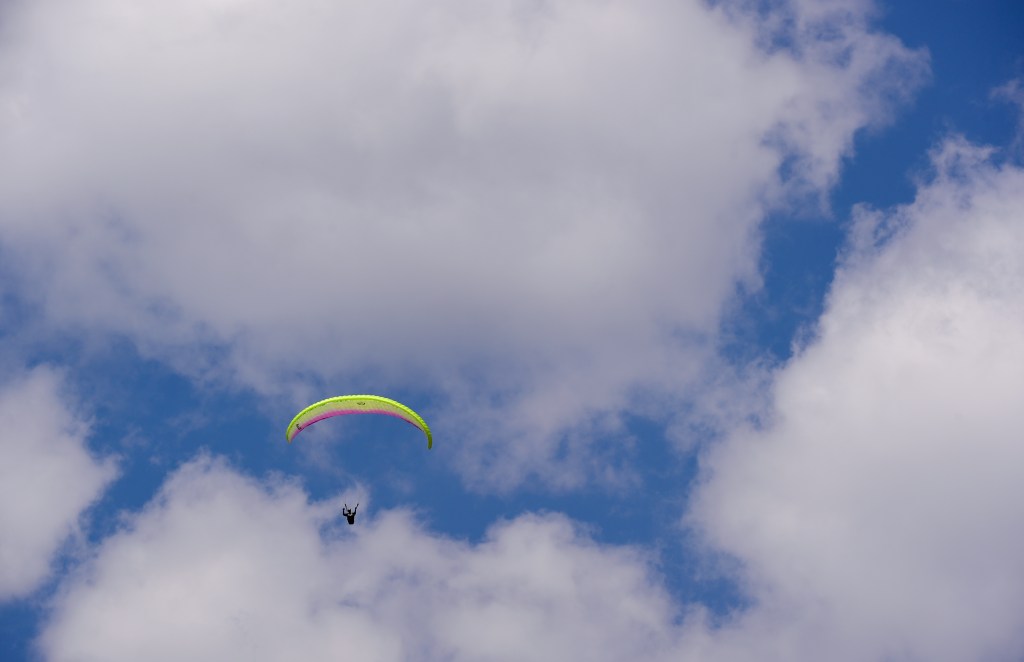 Boulder Fire responds to potential paraglider crash in Foothills Park trib.al/qzXBa54
