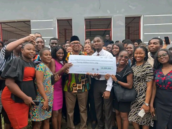 Chima_Obi1234's tweet image. Peter Obi Donates N20Million To The Dentistry Faculty Of UNICAL 24 Hours After Donating N50Million To Christ The King College (CKC) Onitsha