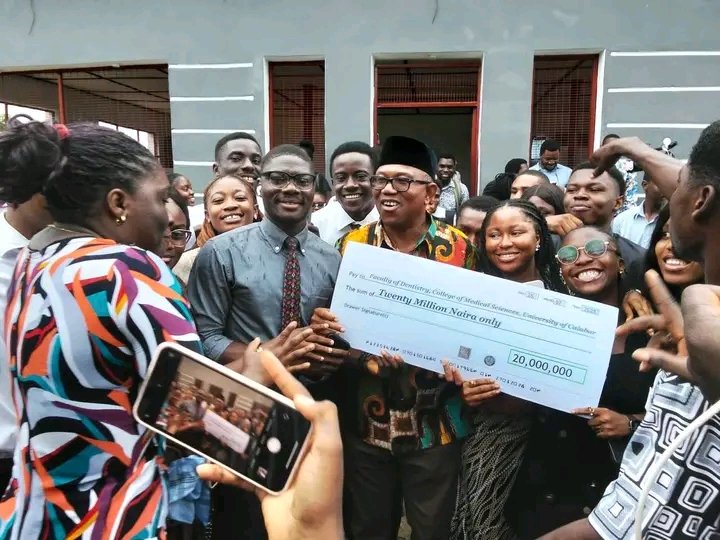 Chima_Obi1234's tweet image. Peter Obi Donates N20Million To The Dentistry Faculty Of UNICAL 24 Hours After Donating N50Million To Christ The King College (CKC) Onitsha