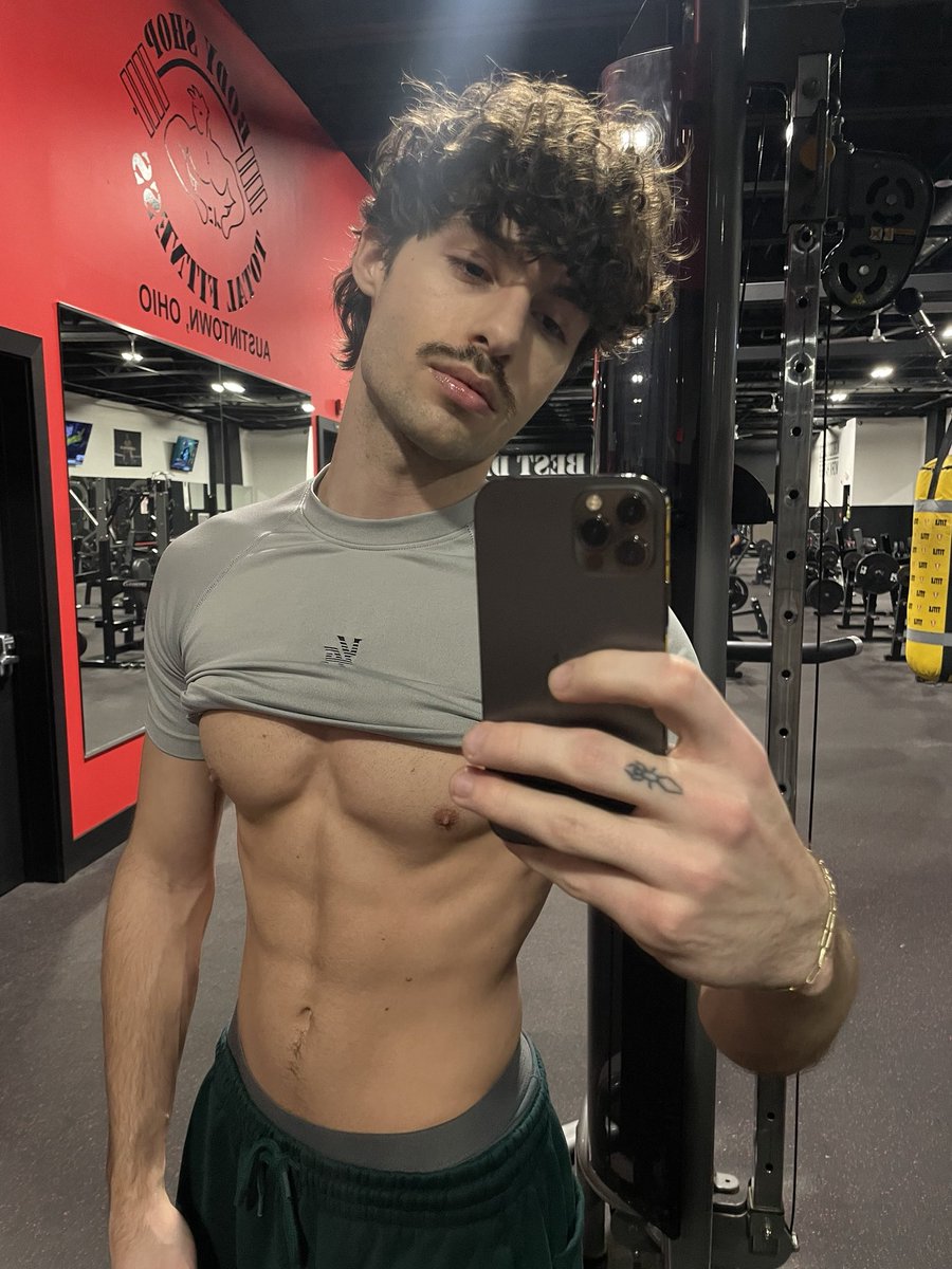 jcbnvr's tweet photo. ok my hair getting a lil TOO pullable now https://t.co/tG0CvHJ4rg