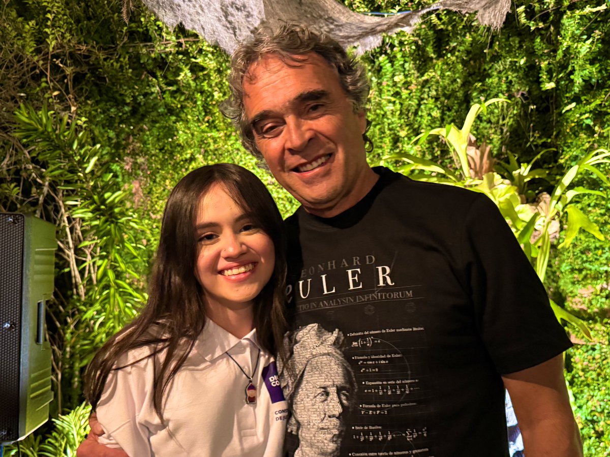 En Pereira hicimos el primer encuentro de voluntarios. Más de 70 personas de distintos sectores se sumaron al trabajo para sacar adelante a Colombia. 

Gracias por dar este paso. Serán parte esencial de lo que viene 🇨🇴