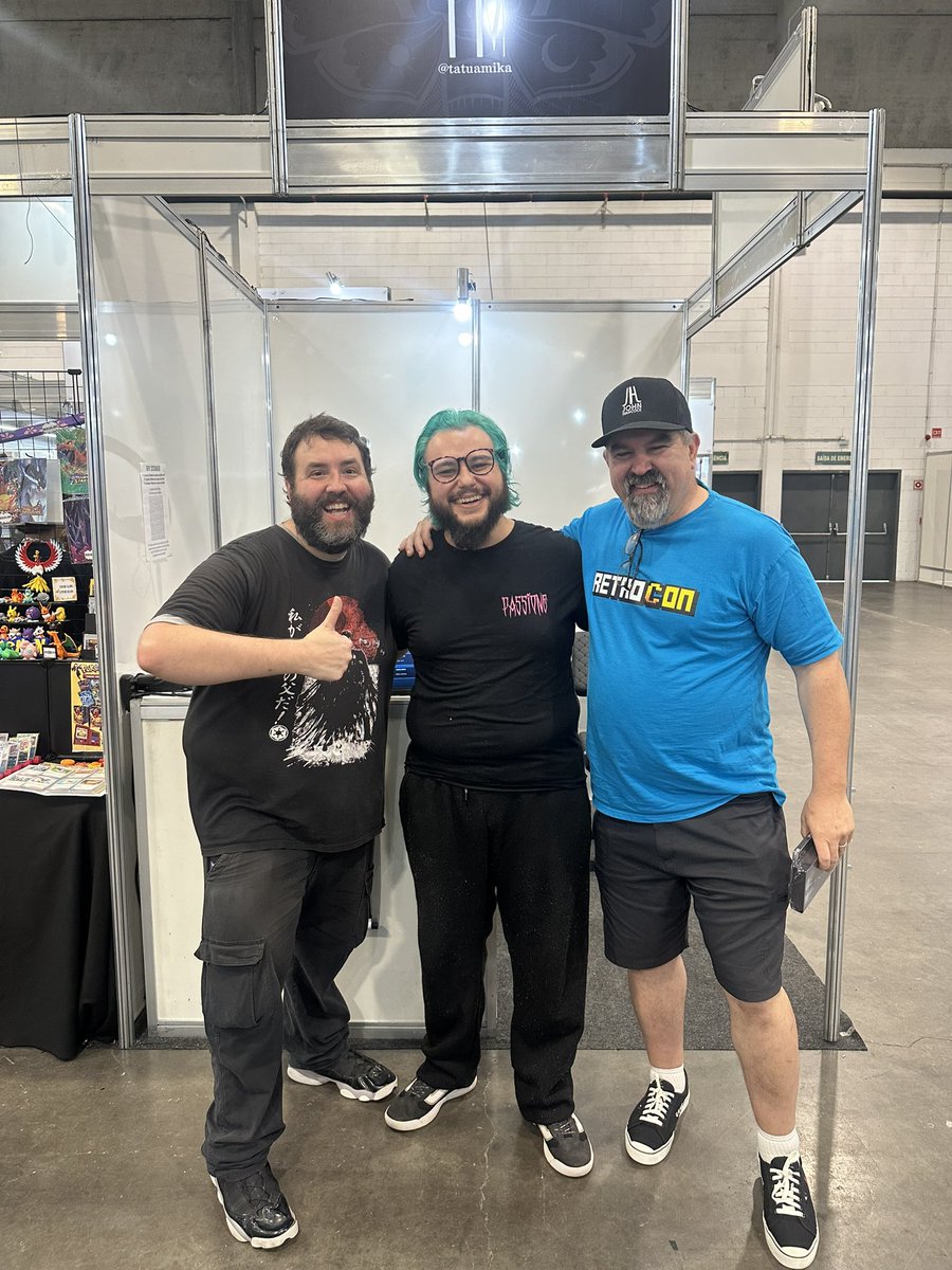 Eu tirei foto com o <a href="/swlovinist/">The Immortal John Hancock</a> e o <a href="/AdamKoralik/">Adam Koralik</a> tentando segurar o nervoso de tanto tietar, eu to muito feliz