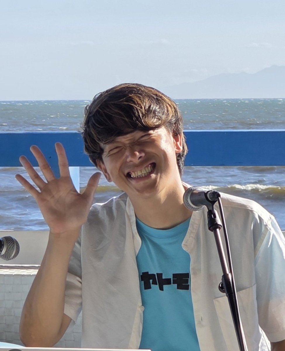yu_c_h_a_n's tweet image. 【湘南Friday Studio】
公開生放送🎶
楽しかった✨
半端ない強風の中、友人もろとも渦巻く🌀ほどの髪の毛だったけど、フルヤくんの髪の毛が乱れないのは流石でした！生ギターリクエストありがとう！
アコチルでは大雨、フラスタは強風🌀#いい思い出 です

#いい笑顔
#レディオ湘南
#AOSHIRORESORT