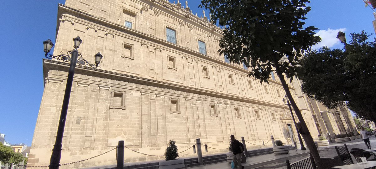 jonatantor44384's tweet image. Ya por Sevilla.
Sevilla
Tan sonriente
Yo me lleno de alegría cuando hablo con su gente
Sevilla enamora al cielo
Para vestirlo de azul
Hasta el sol duerme en Triana
Y la luna en Santa Cruz
Sevilla tiene un color especial
Sevilla sigue teniendo su duende
Me sigue oliendo a azahar.