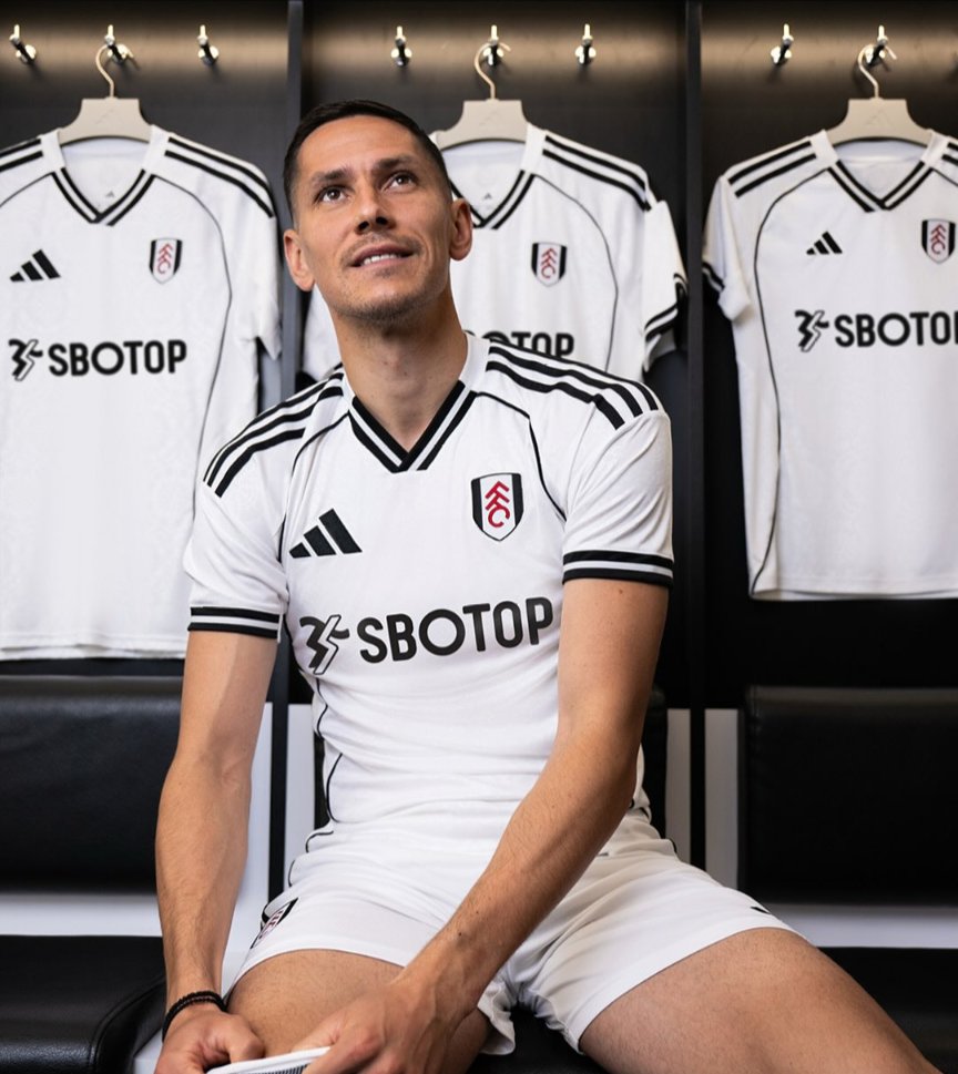 White shirt AND white shorts ⚪

Nice break from tradition? Or should it always be black shorts?