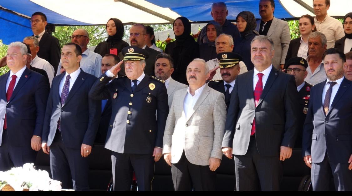 Çankırı’da Özel Harekat Başkanlığının eğitimlerini tamamladığı Kartallarımızın mezuniyetine katıldık sevinçlerine ortak olduk
Allah hep onlarla olsun Onlarda Milletimizin yanında Devletimizin hizmetinde olsun
Azerbaycanlı Kartalları da tebrik ediyorum,Allah yollarını açık etsin.