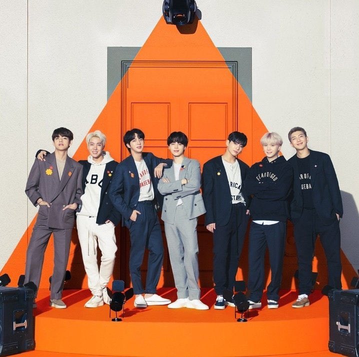tksovers's tweet image. "PERMISSION TO DANCE ON STAGE - LIVE" becomes the First Live Album to earn a Top 20 debut on Spotify Global Weekly Albums Chart.
— It also becomes the First by an Asian Act / Group to debut in the chart's History !!
