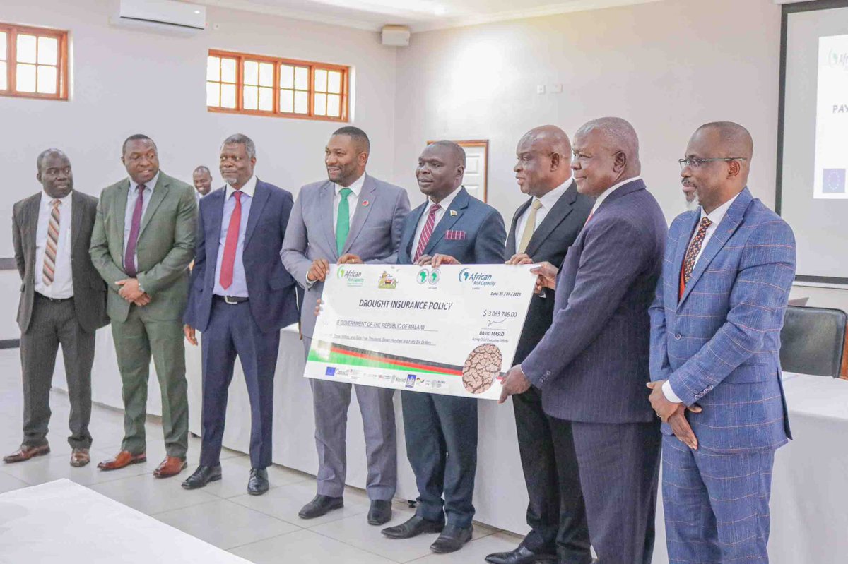 NLinZimbabwe's tweet image. 🇲🇼 Today in Lilongwe, Malawi received a US$3.4M payout from @ARCapacityLtd after a drought-hit 2024/25 season.
🇳🇱 The Netherlands is proud to support the ARC fund helping cover insurance costs for small-scale farmers.
Insurance is key to recovery after disasters but often out…