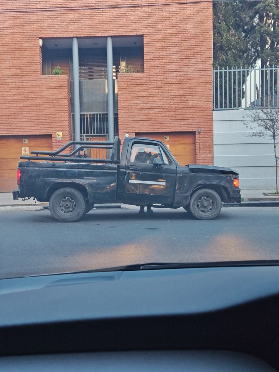 ChapyRojo's tweet photo. Seguramente tiene Vtv, seguro, cinturones, etc.. y nadie la ve.. ahora q a vos no se te queme una Reglamentaria, xq te sacan el auto.. @MatiasAntico #transito @gcba @batransito https://t.co/v64rohfAB7