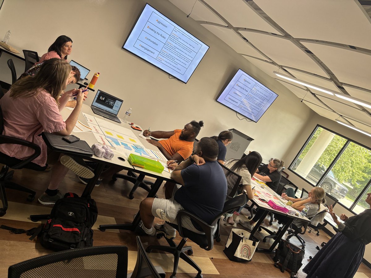 Kathymhouse's tweet image. OVEC’s Option 7 participants gathered yesterday to learn strategies for student engagement, building community, and purposeful planning. They&apos;re launching their teaching careers and working toward certification. Congrats to this amazing group of future educators! 🎉📚
#OVEC