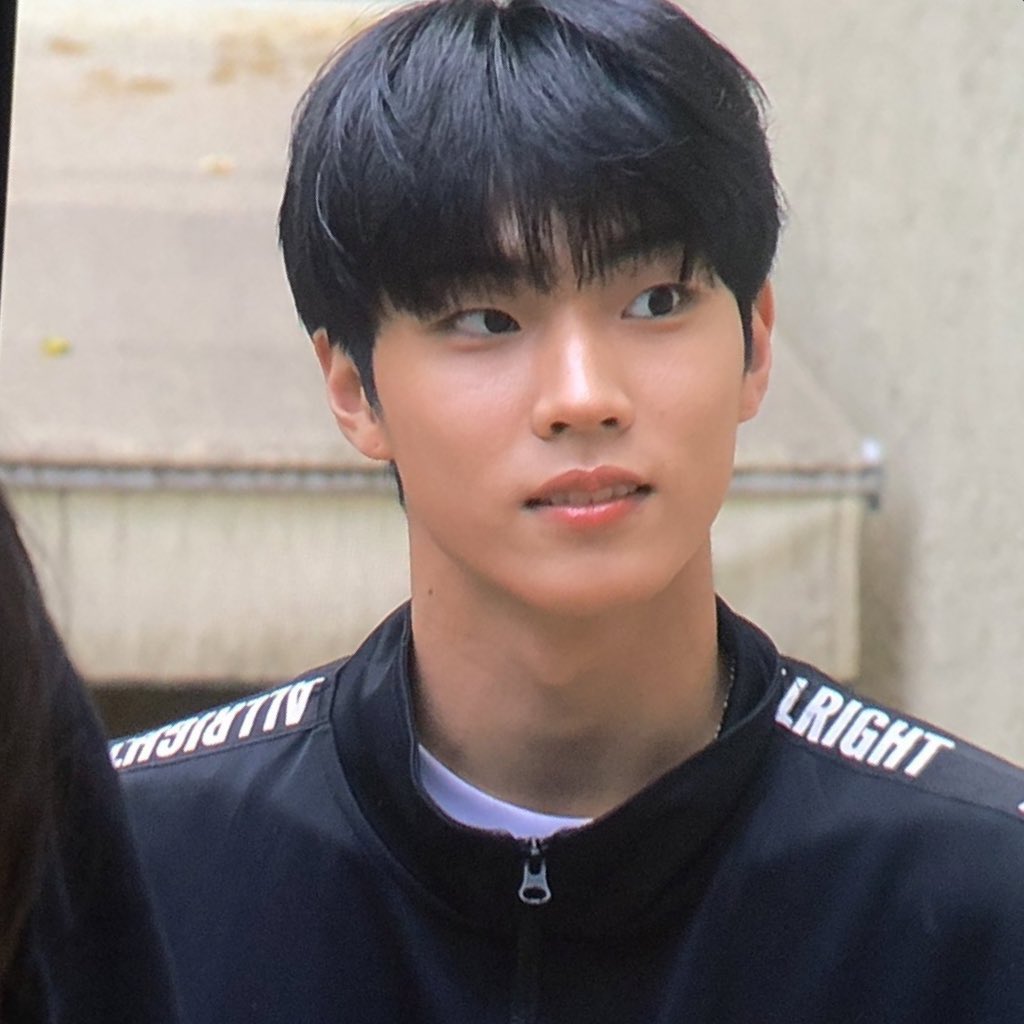 kinndanieel's tweet photo. KIM DANIEL IS LITERALLY HYUNWOOK CODED OMFG… he even lives with his grandma 😭😭
#VOTEDANIEL #KIMDANIEL https://t.co/zlGEM4qCdX