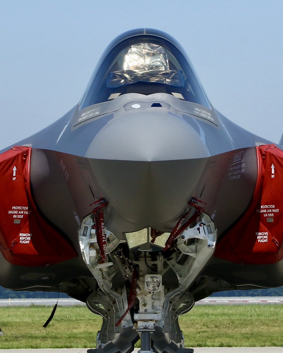 REMCAT18's tweet image. F-16:敵機発見マジ大事。下も見える様にΩ形のキャノピにするやで。
F-35:敵機に発見されないのマジ大事。キャノピは絞って下方向はHMDにセンサー画像投影するやで。
ガンダムのMSって作品時期でコクピットデザインは変わるけど、基本的にはF-35方式の最終形ですわね(NTのピコーンは除くw)。
