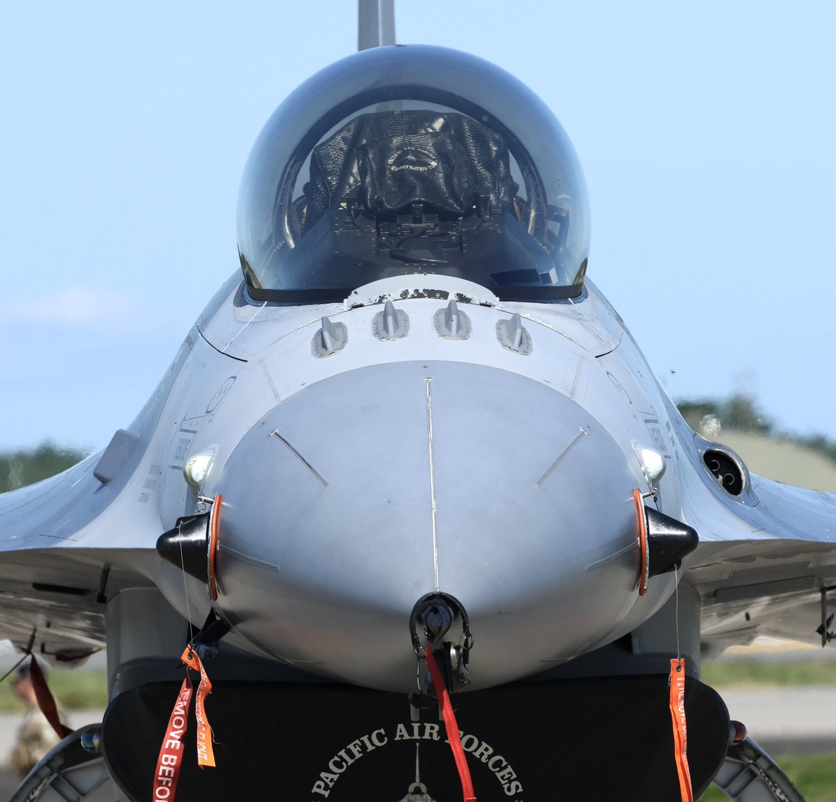 REMCAT18's tweet image. F-16:敵機発見マジ大事。下も見える様にΩ形のキャノピにするやで。
F-35:敵機に発見されないのマジ大事。キャノピは絞って下方向はHMDにセンサー画像投影するやで。
ガンダムのMSって作品時期でコクピットデザインは変わるけど、基本的にはF-35方式の最終形ですわね(NTのピコーンは除くw)。