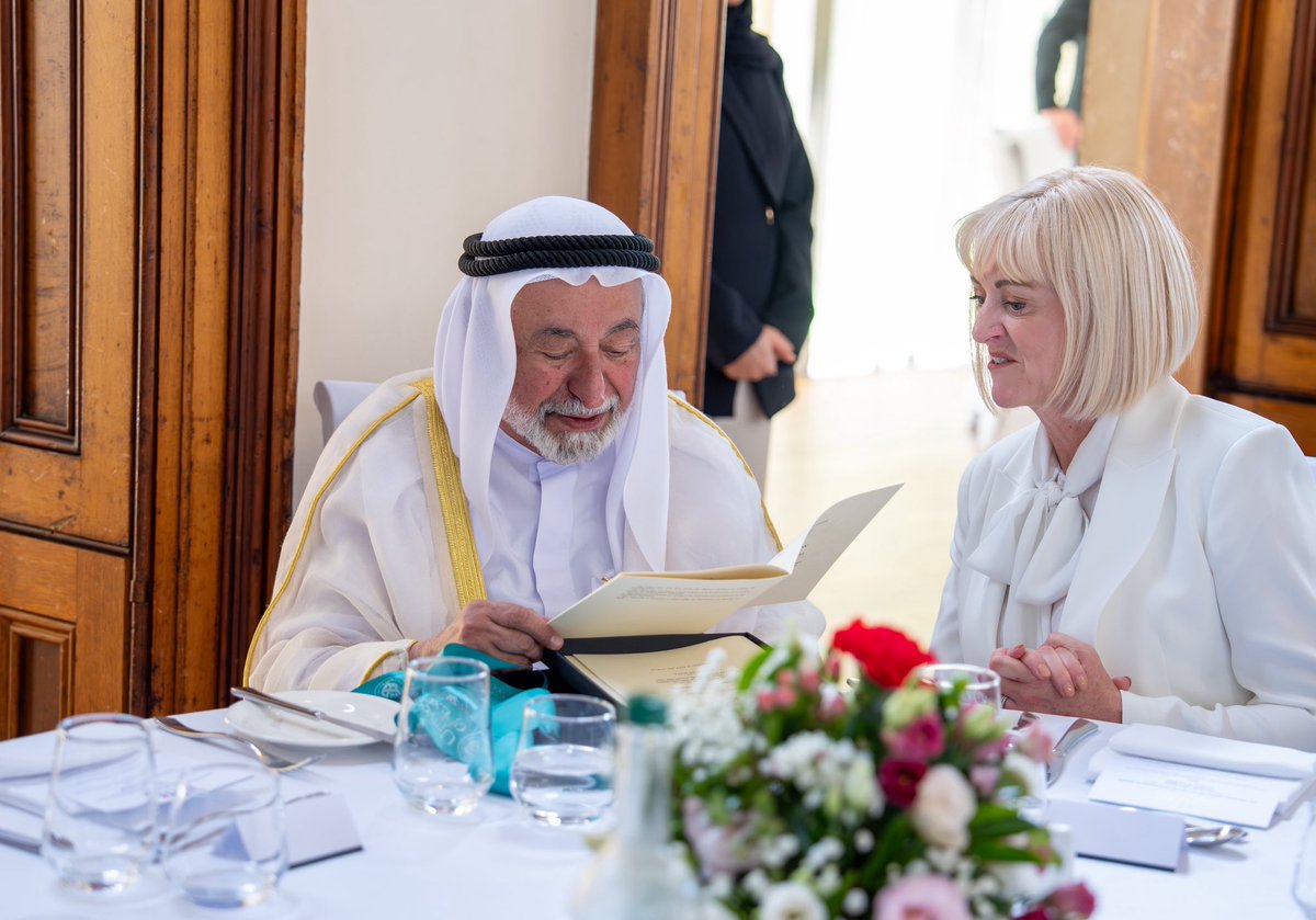 شهدت لحظة مؤثرة للغاية، مع تسلم والدي، صاحب السمو الشيخ الدكتور سلطان بن محمد القاسمي، وسام رئيس جامعة إكستر، تقديراً لمسيرته في المعرفة والثقافة.